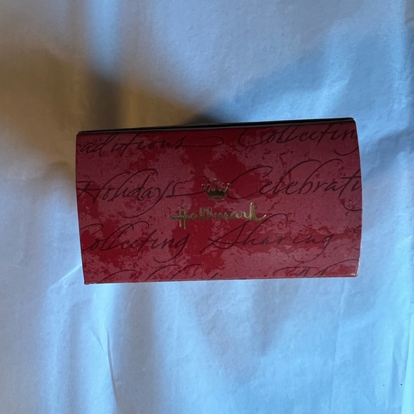 Hallmark Keepsake Ornament. Winter Fun with Barbie and Kelly. - Picture 5 of 11